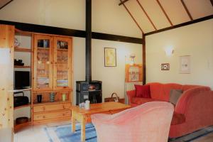 een woonkamer met een rode bank en een tafel bij Zeewind I 46 in Bredene
