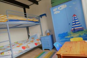ein Schlafzimmer mit einem Etagenbett und einem Schreibtisch in der Unterkunft Zeewind II 112 in Bredene
