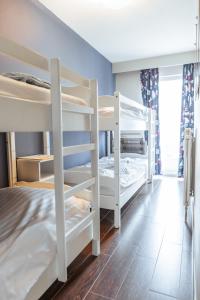 Zimmer mit 3 Etagenbetten in einem Zimmer in der Unterkunft Lilyta B303 in De Haan
