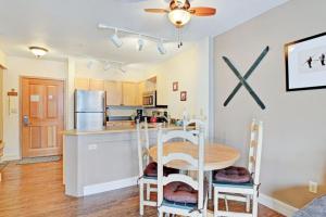 eine Küche mit einem Tisch und einigen Stühlen in einem Zimmer in der Unterkunft River Run Village Condominiums in Keystone
