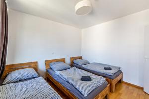 a room with two twin beds in it at Good And Night in Neuss