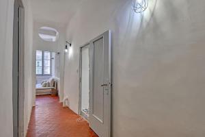 einen Flur mit offener Tür in einem Zimmer in der Unterkunft Le Pi-gnotte - Wi-fi - CENTRE VILLE in Avignon