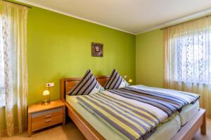 una camera verde con un letto e una finestra di Im Rosengarten a Zell am Harmersbach
