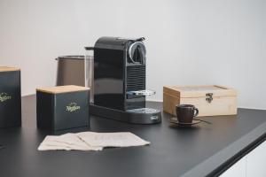 Příslušenství pro přípravu čaje a kávy v ubytování NEU: Stylische Suite mit Netflix und Workspace