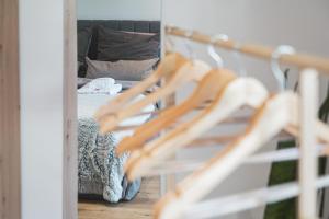 Postel nebo postele na pokoji v ubytování NEU: Stylische Suite mit Netflix und Workspace