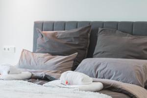 Postel nebo postele na pokoji v ubytování NEU: Stylische Suite mit Netflix und Workspace