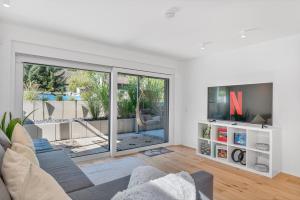 TV a/nebo společenská místnost v ubytování NEU: Stylische Suite mit Netflix und Workspace