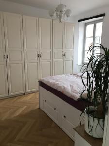 Säng eller sängar i ett rum på Ferienhaus im Barockviertel