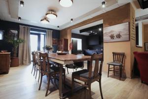 - une salle à manger avec une table et des chaises en bois dans l'établissement La Grange du Donat, à Sainte-Cécile