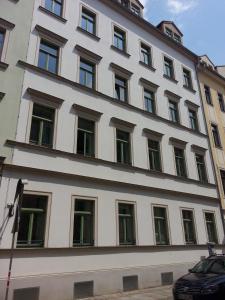 ein großes weißes Gebäude mit vielen Fenstern in der Unterkunft Ferienhaus im Barockviertel in Dresden