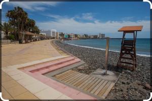 El Balcón De Arinaga في أغويميس: موقف خشبي على شاطئ بجوار المحيط