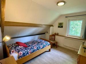 een slaapkamer met een bed in een kamer bij Pleasant Holiday Home in Haps with garden in Haps