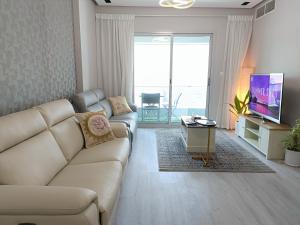 Fotografie z fotogalerie ubytování FULLY FURNISHED 2-BEDROOM APARTMENT IN DUBAI MARINA v Dubaji