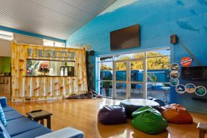- un salon avec un canapé et une télévision murale dans l'établissement Port Lincoln Studio Apartments, à Port Lincoln