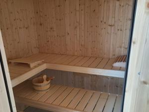 a small sauna with a bucket in the middle at Ferienhaus Hanne Herrmann Hus in Esgrus