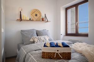 um quarto com uma cama com um cesto em Duplex lumineux 2 chambres centre zone piétonne em Valence