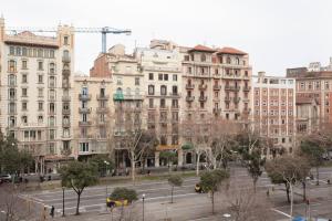 vistas a una ciudad con edificios y una calle en DIAGONAL/PASEO DE GRACIA 4 PAX, en Barcelona