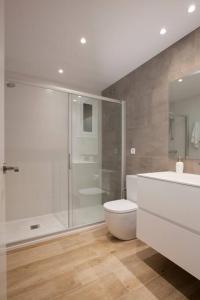 een badkamer met een douche, een toilet en een wastafel bij DIAGONAL/PASEO DE GRACIA 4 PAX in Barcelona
