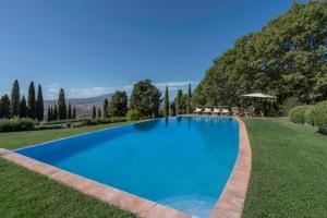een zwembad in de tuin van een huis bij Podere Vallocchie in Sarteano