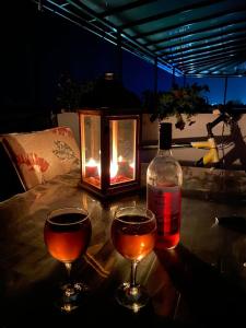 zwei Gläser Wein und eine Flasche auf dem Tisch. in der Unterkunft Zen Apartment in Veliko Gradište