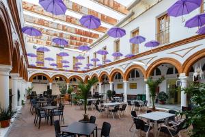 un restaurante con sombrillas púrpuras colgando del techo en ARRECIFE Apartment Rota by Cadiz4Rentals en Rota