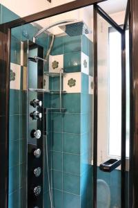 y baño con ducha de azulejos azules. en La Dolce Vita Luxury Apartment-Via Solari, en Milán 13 fotos más