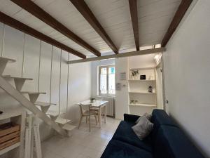 a living room with a blue couch and a table at Civico 13 - Immobili e Soluzioni Rent in Bergamo +12 photos
