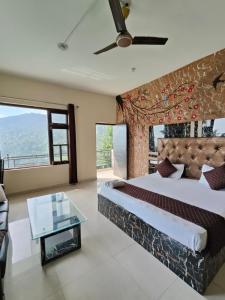 1 dormitorio con cama y mesa de cristal en The Panda, en Dharamshala