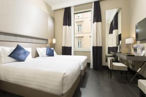 Postel nebo postele na pokoji v ubytování Rome Life Hotel