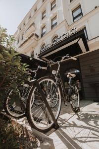 uma bicicleta estacionada em frente a um edifício em Boscovich Boutique Hotel em Podgorica