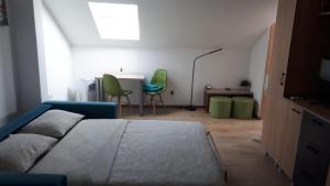 1 dormitorio con 1 cama y 2 sillas verdes en Netflix Cloud 2, en Timisoara