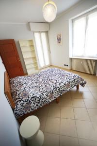 Un dormitorio con una cama con una manta. en Dolce Vita, garden, free parking, en Turín