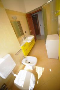 La salle de bains est pourvue de toilettes blanches et d'un lavabo. dans l'établissement Dolce Vita, garden, free parking, à Turin