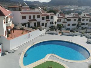 - une grande piscine dans la cour d'un bâtiment dans l'établissement colina apartment, à Los Cristianos