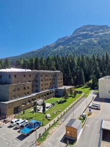 uma vista aérea de um edifício com estacionamento em Apartment Via Surpunt - Perspektiva - 5 Rooms em St. Moritz