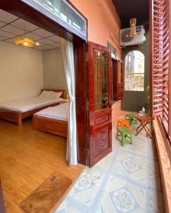Habitación con cama y habitación con puerta en DH Homestay Cao Bằng, en Cao Bằng