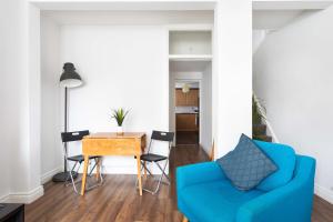 sala de estar con sofá azul y mesa en Belfast City - 3 Bed Cosy Terrace Home - Hip and Trendy Ormeau Road en Belfast