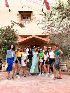 Un groupe de femmes posant une photo devant un bâtiment dans l'établissement Dar Rio Oro, à Dakhla