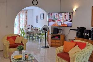 Μια τηλεόραση ή/και κέντρο ψυχαγωγίας στο Villacool - Lot No 25 Residence Le Tamier