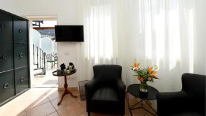 TV a/nebo společenská místnost v ubytování Bella Sorrento B&B