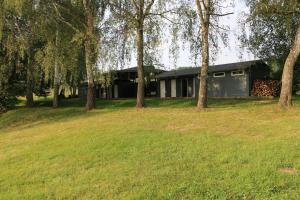 una casa en medio de un campo con árboles en Apartmány a camp Telč - U Roštěnky, en Telč