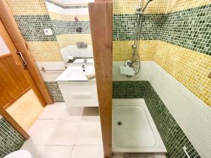 a bathroom with a tub with a sink and a toilet at Lima Limon by Lovely property in Cotillo