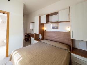 シルヴィ・マリーナにあるHotel Blureldaのベッドとデスクが備わるホテルルームです。