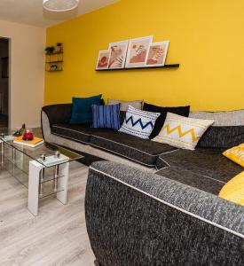 un salon avec un canapé et une table dans l'établissement Fife - Driveway Parking Spacious 4 bed house Sleeps 6 Ideal Contractor Accommodation, à Gateshead