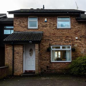 une maison en briques rouges avec une porte blanche dans l'établissement Fife - Driveway Parking Spacious 4 bed house Sleeps 6 Ideal Contractor Accommodation, à Gateshead