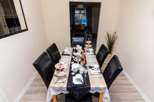 une grande table avec des chaises, des assiettes et de la vaisselle dans l'établissement Fife - Driveway Parking Spacious 4 bed house Sleeps 6 Ideal Contractor Accommodation, à Gateshead 13 autres photos