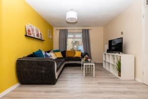 ein Wohnzimmer mit einem Sofa und einem TV in der Unterkunft Fife - Driveway Parking Spacious 4 bed house Sleeps 6 Ideal Contractor Accommodation in Gateshead