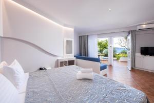Кровать или кровати в номере Alexandros Palace