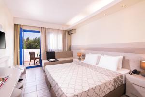 Кровать или кровати в номере Alexandros Palace