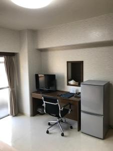 una oficina con escritorio, ordenador y silla en Weekly & Monthly City Inn Kokura, en Kitakyushu